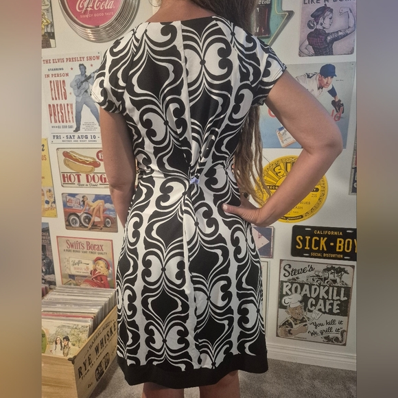 Black and white sleeveless dress - Picture 9 of 12